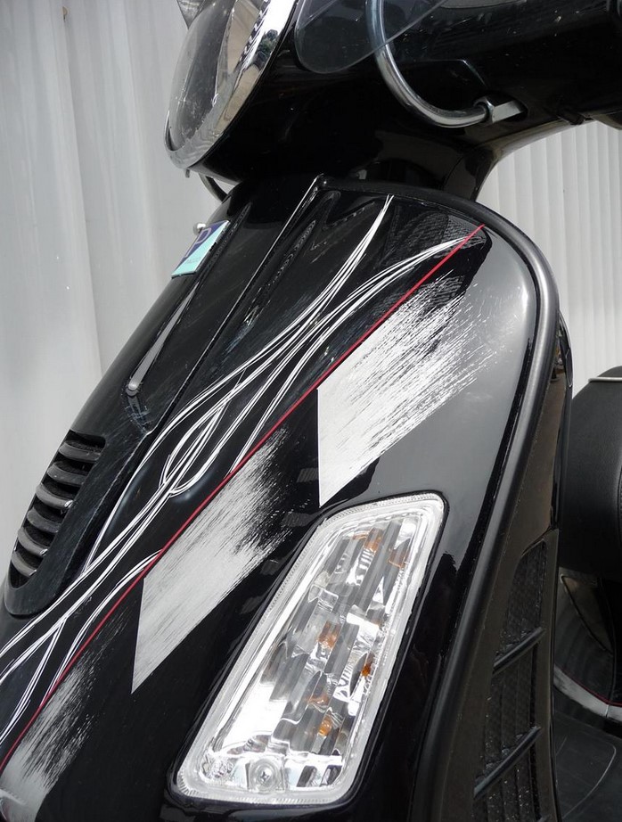 Monoschlitzrohr Beinschild, links für Vespa GTS/​GTS Super/​GTV/​GT 125-300ccm (- '19), schwarz matt