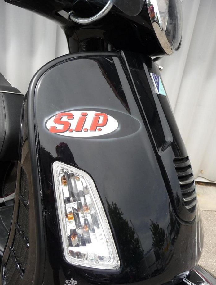 Monoschlitzrohr Beinschild, links für Vespa GTS/​GTS Super/​GTV/​GT 125-300ccm (- '19), schwarz matt