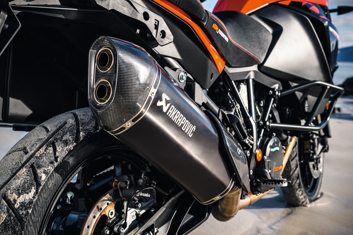 Akrapovic Slip-On LINE Auspuffanlage schwarz für Adventure / Super Adventure