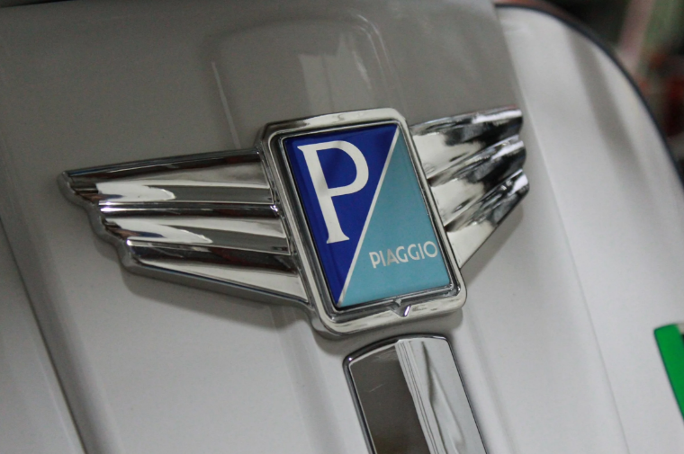 Kaskadenzierflügel für eckiges PIAGGIO Emblem, Mark II, für Vespa, Kunststoff, chrom