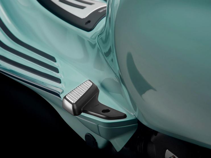 Fußrasten RIZOMA für Vespa Primavera/​Sprint/​Elettrica, silber/schwarz