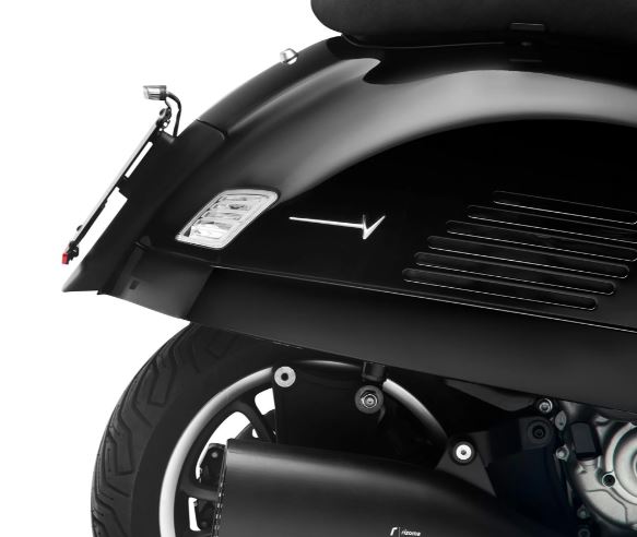 Nummernschildhalter Rücklicht RIZOMA für Vespa GTS/​GTS Super/GTV 125-300ccm (`23-), schwarz